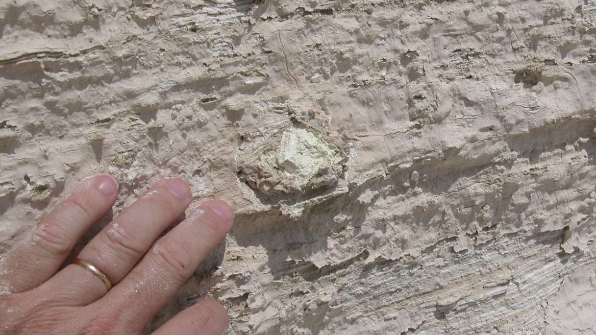 Bolas de azufre incrustadas en la pared