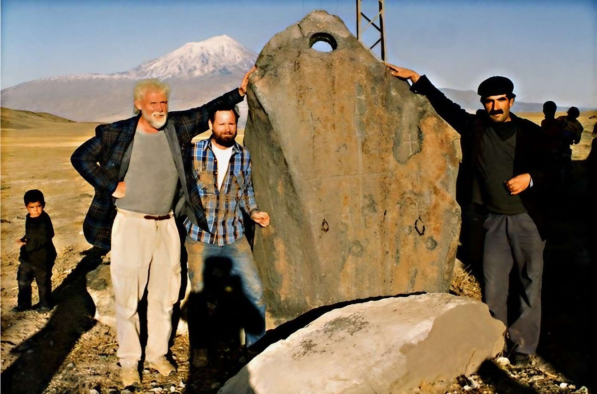 Anclas de Piedra en los montes Ararat min